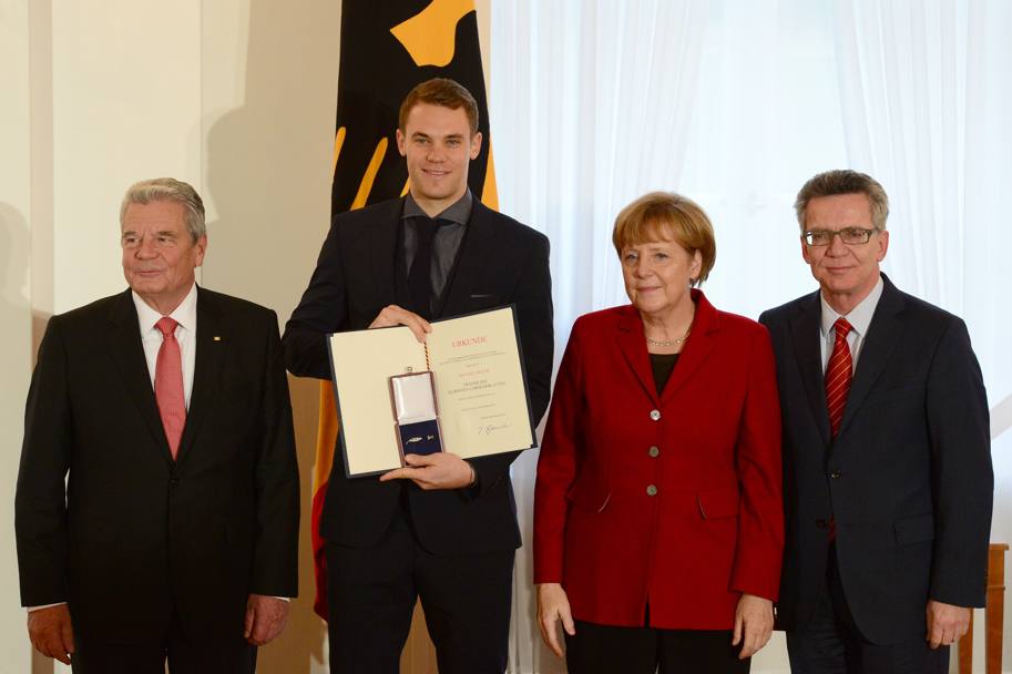Nella stessa giornata, prima della proiezione del film, i giocatori hanno ricevuto l’Alloro d’argento, massima onorificenza sportiva tedesca: Manuel Neuer durante un momento della cerimonia tra il presidente tedesco Joachim Gauck (alla sua sinista), la cancelliera Angela Merkel e il ministro degli Interni Thomas de Maiziere (Afp)